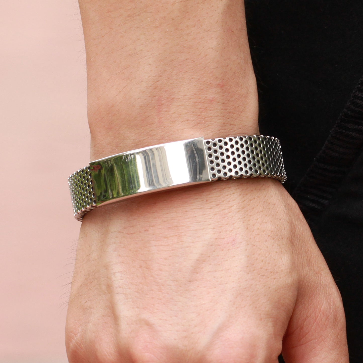 Titanium Leather Bracelet – Le Pouvoir de l’Acier, l’Âme du Cuir