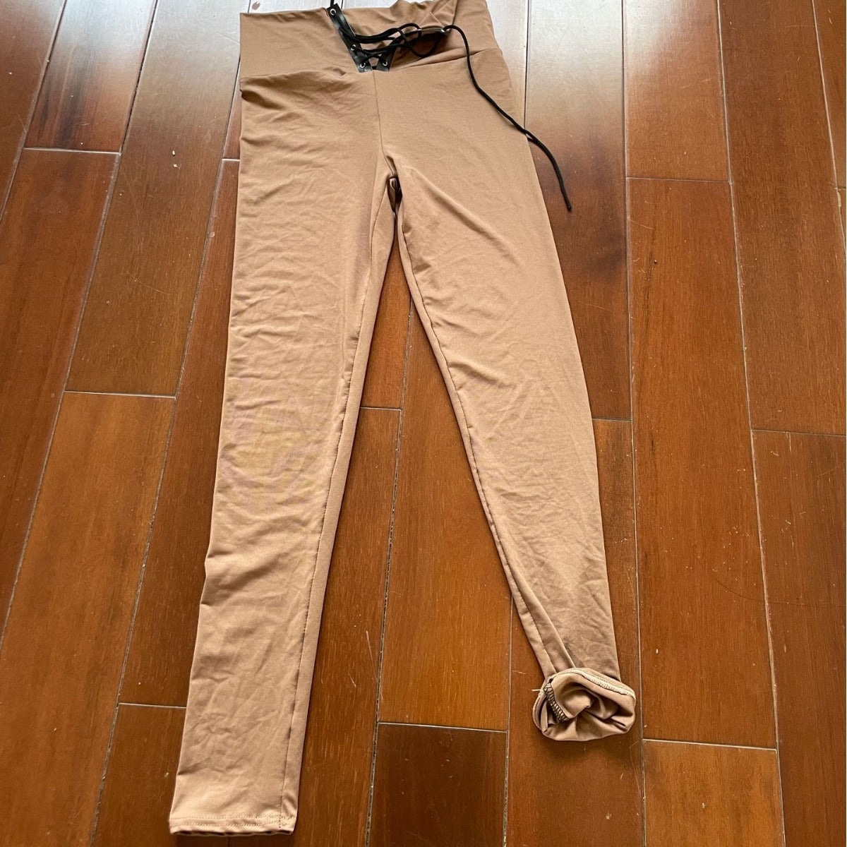 Lace-up Belly – Le Pantalon Sculptant au Style Audacieux