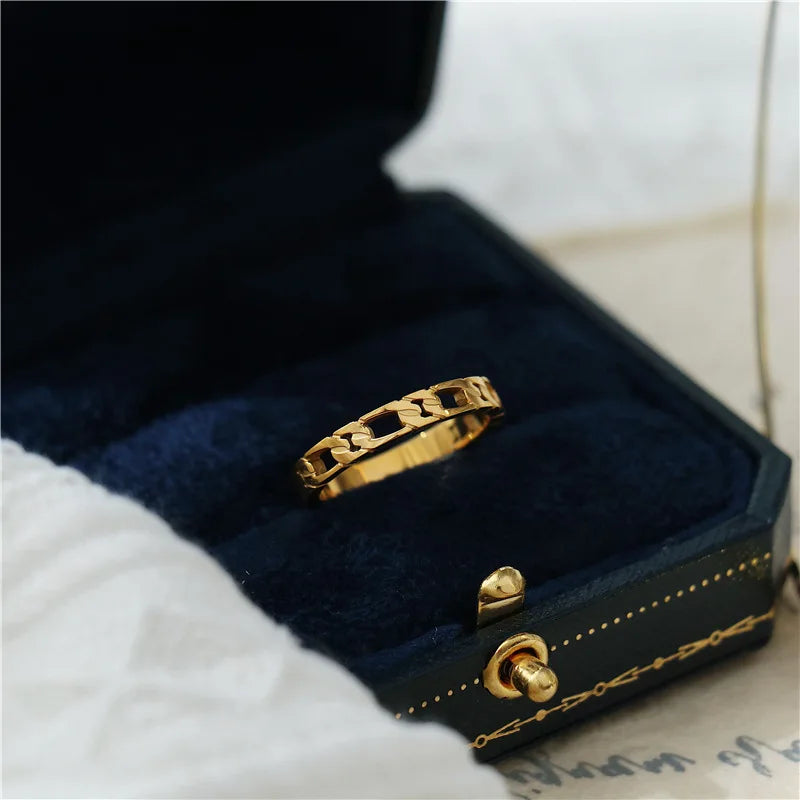 Vintage Twist Ring – Golden Elegance with Twisted Design