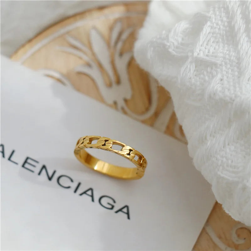Vintage Twist Ring – Golden Elegance with Twisted Design