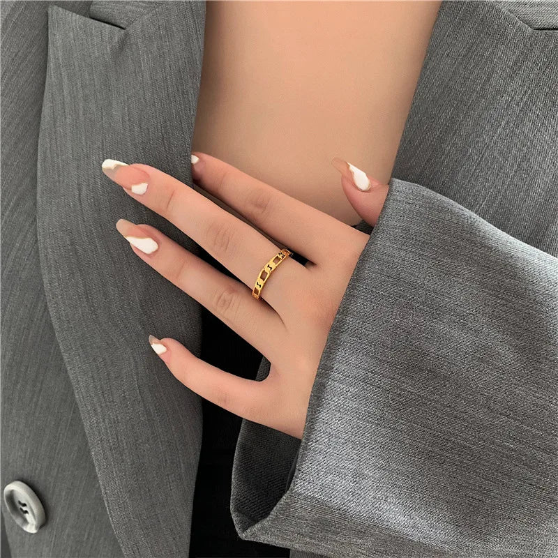 Vintage Twist Ring – Golden Elegance with Twisted Design