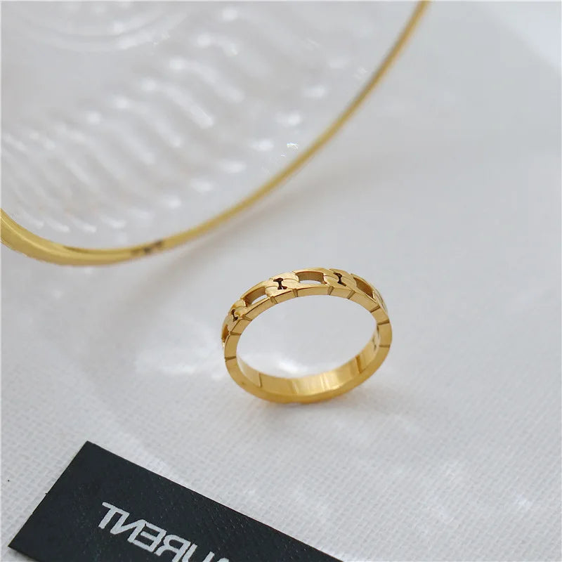 Vintage Twist Ring – Golden Elegance with Twisted Design