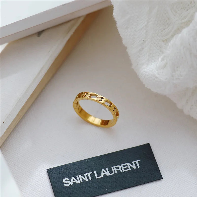 Vintage Twist Ring – Golden Elegance with Twisted Design