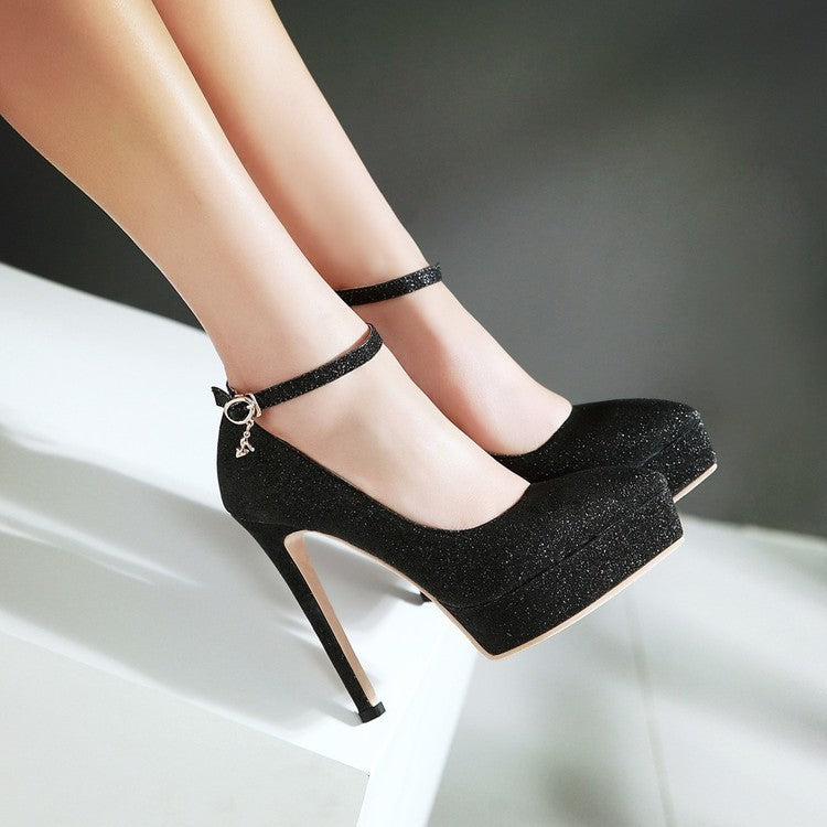 Tacones de aguja con clase: la elegancia se extiende hasta la punta del tacón.